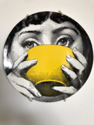 Bord met afbeelding van Lina Cavalieri met kopje/geel