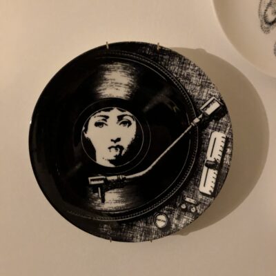 Bord met afbeelding van Lina Cavalieri met platenspeler